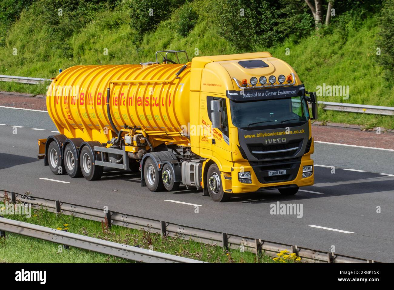 Billy Bowie Special Projects Ltd. 2021 Gelber konischer Tankwagen Iveco Stralis As440S46Tx/P S-A; Fahrt auf der Autobahn M6 im Großraum Manchester, Großbritannien Stockfoto
