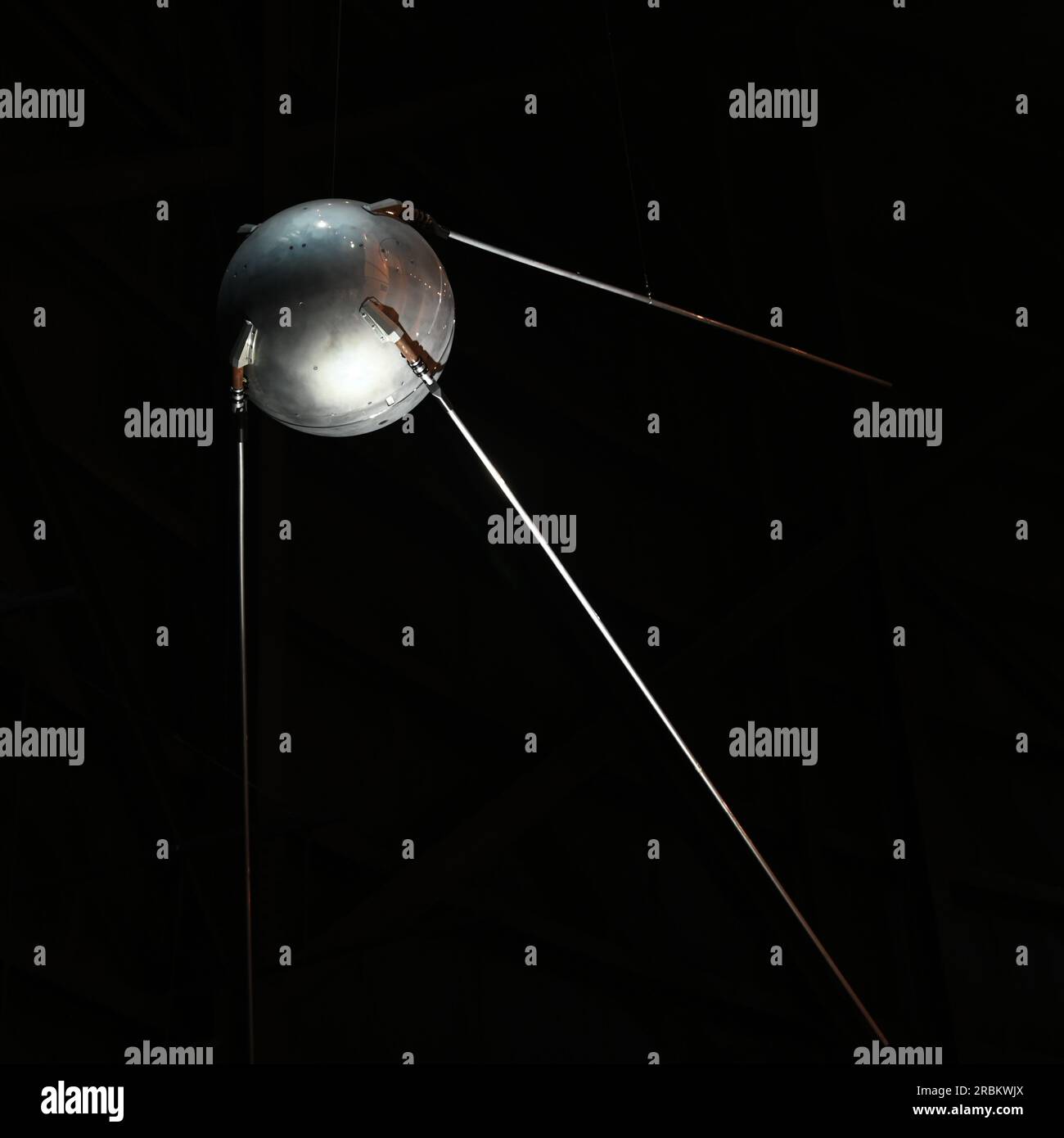 Nachbildung des von der UdSSR gestarteten Sputnik-Satelliten, der im US Air Force National Museum in Dayton, Ohio, ausgestellt wird. Stockfoto