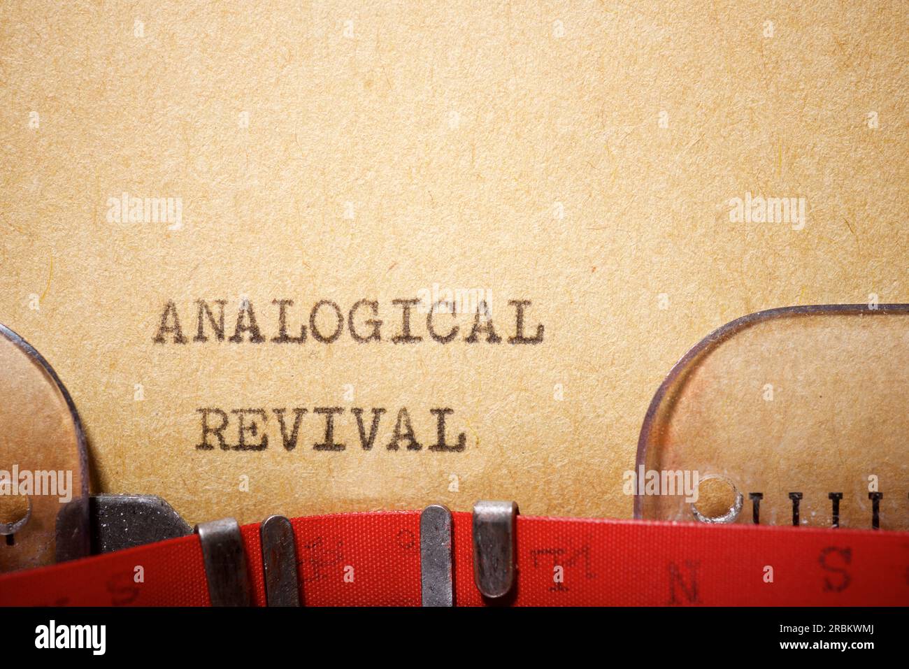 Analoger Revival-Text mit einer Schreibmaschine. Stockfoto