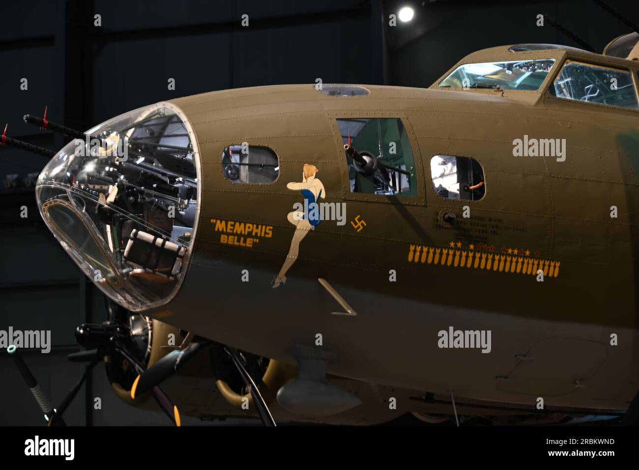 Nasenkunst aus der fliegenden Festung Memphis Belle B17, berühmt für 25 Kampfmissionen im Zweiten Weltkrieg. Stockfoto