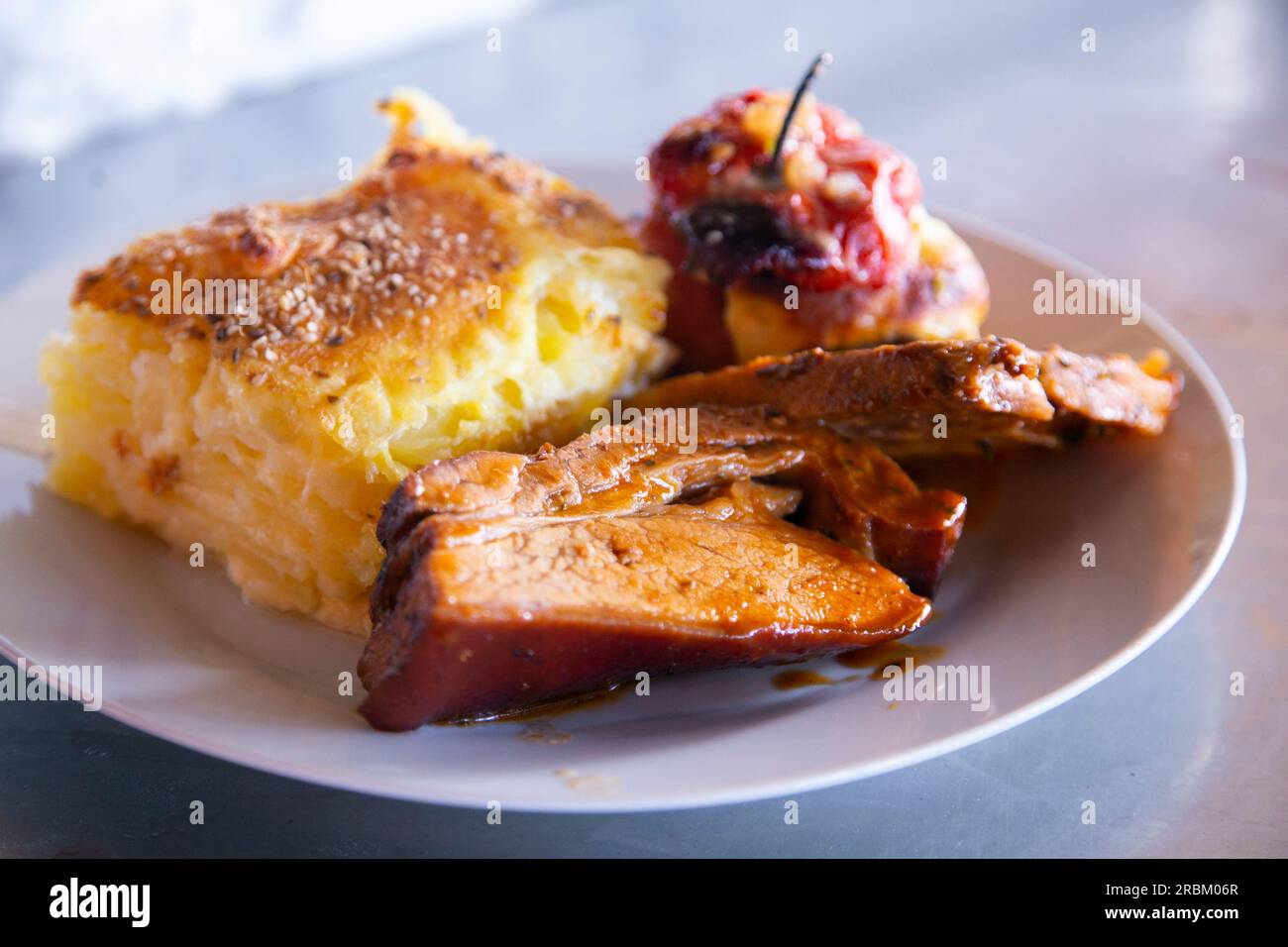 Trio Arequipeño. Gefüllter Roko, Kartoffelkuchen und Schweineschalen. Typisches Gericht der Stadt Arequipa. Stockfoto