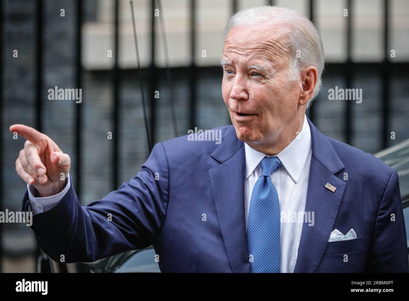 London, Großbritannien. 10. Juli 2023. Joe Biden (Joseph Robinette Biden Jr.), Präsident der Vereinigten Staaten von Amerika, wird von Rishi Sunak, Premierminister des Vereinigten Königreichs, in der Downing Street 10 begrüßt, beide erscheinen nach kurzen Treffen wieder, und Herr Biden verlässt die Downing Street in der Autokolonne. Biden besucht Großbritannien, um den Premierminister und später König Charles zu treffen, bevor er auf dem NATO-Gipfel in Litauen reist. Kredit: Imageplotter/Alamy Live News Stockfoto