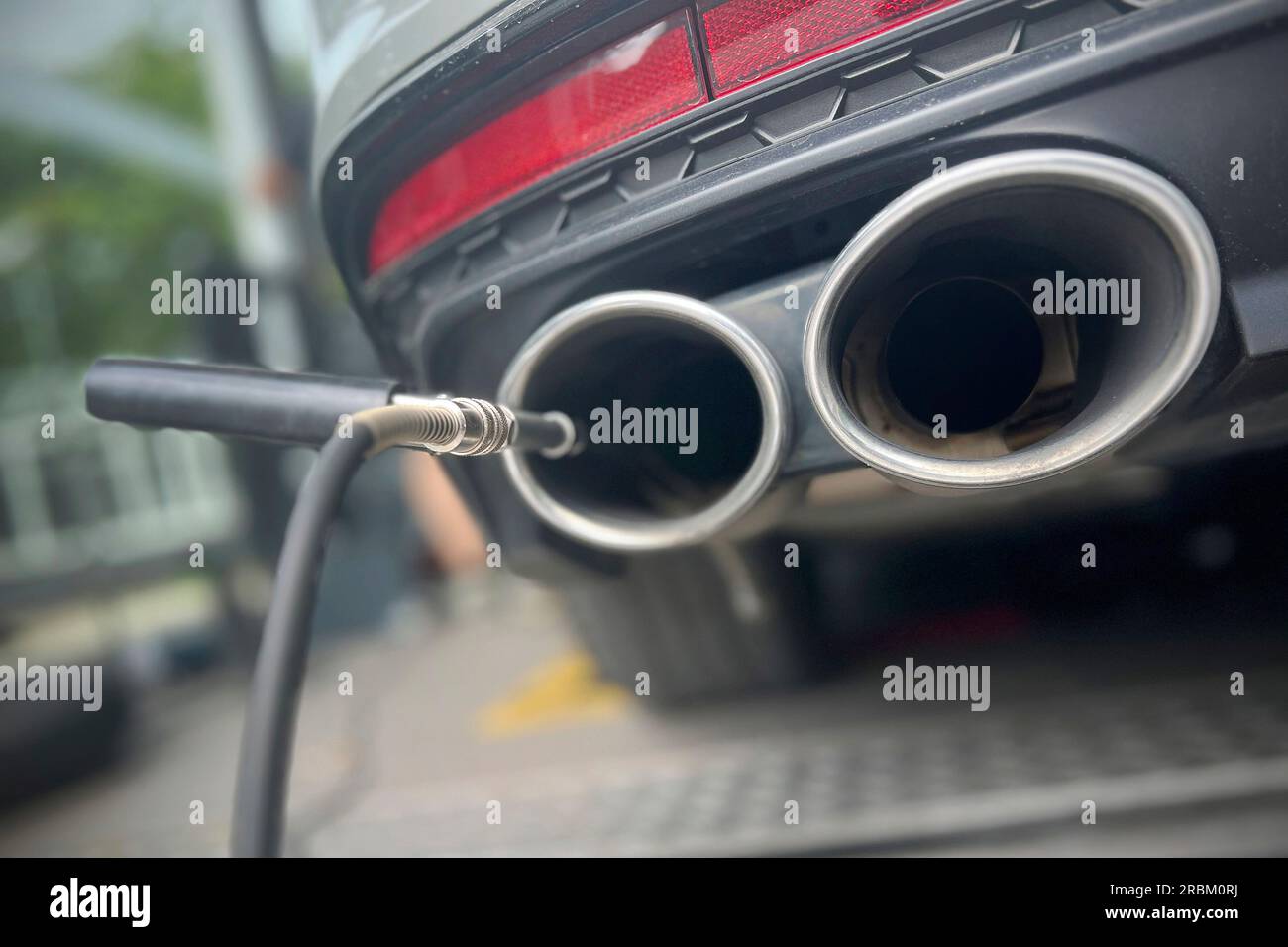 München, Deutschland. 10. Juli 2023. Abgasmessung an einem Verbrennungsfahrzeug, Diesel, Dieselfahrzeug, Fühler, Messsonde, Messung, Abgase, Abgase, Auspuffrohre, TUEV-Abnahme an einem Fahrzeug durch den VERKLAGTEN TUEV, Hauptinspektion und Abgasanalyse? Kredit: dpa/Alamy Live News Stockfoto