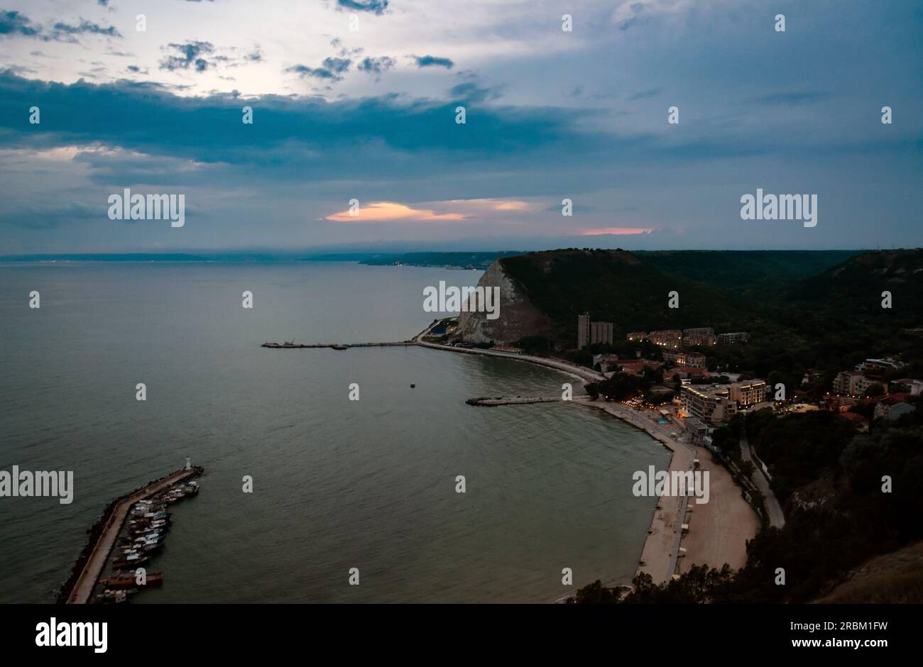 Blick auf den Pier. Sonnenuntergang. Luftaufnahme der Schwarzmeerküste in Kavarna, Bulgarien. Stockfoto