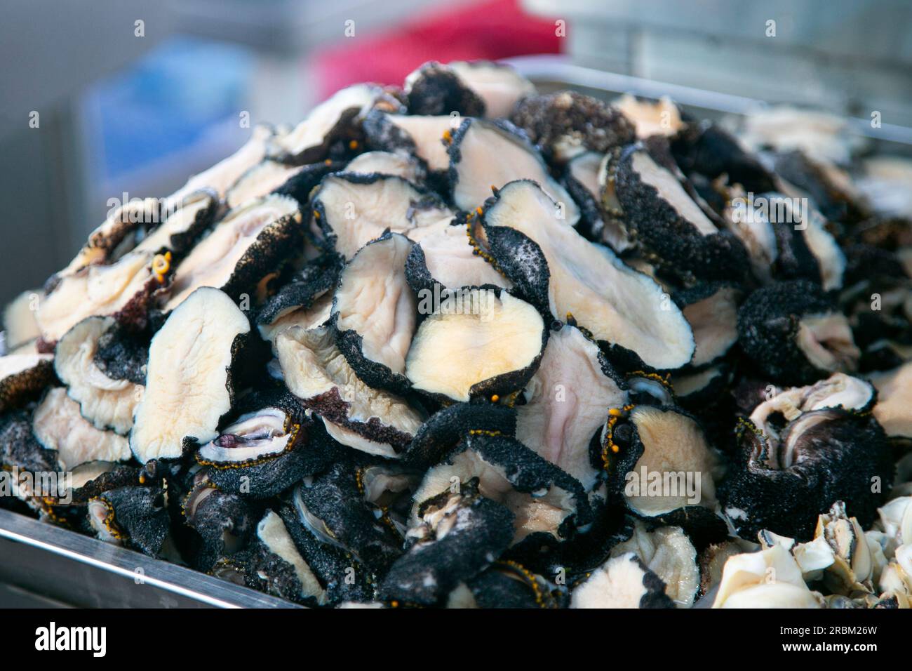 Peruanische Krebstiere und Weichtiere. Fischstände auf dem Lebensmittelmarkt Sant Camilo in Arequipa, Peru. Stockfoto