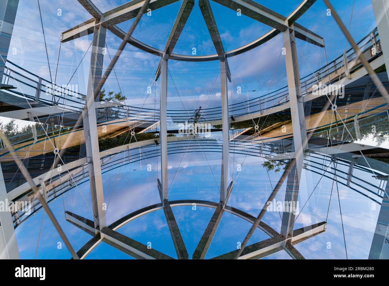 Ein spiralförmiger Radweg am Ufer der Donau in Wien. Stockfoto