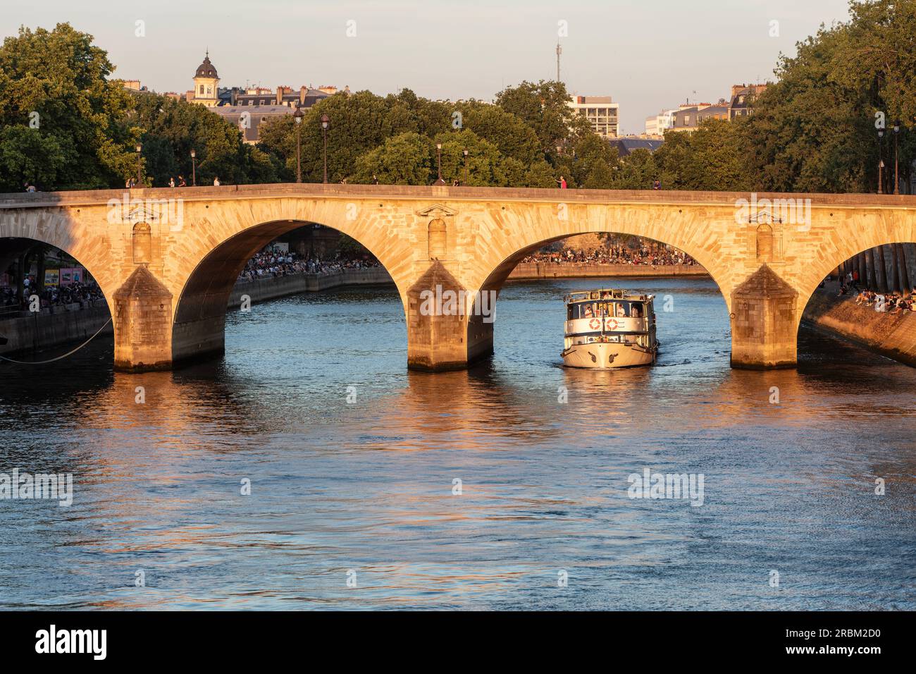 Romantisches Paris. Abendlicht auf dem Boot auf der seine, vorbei an Pont Marie (Brücke), die das rechte Ufer (links) und die Ile Saint-Louis verbindet. Paris Stockfoto