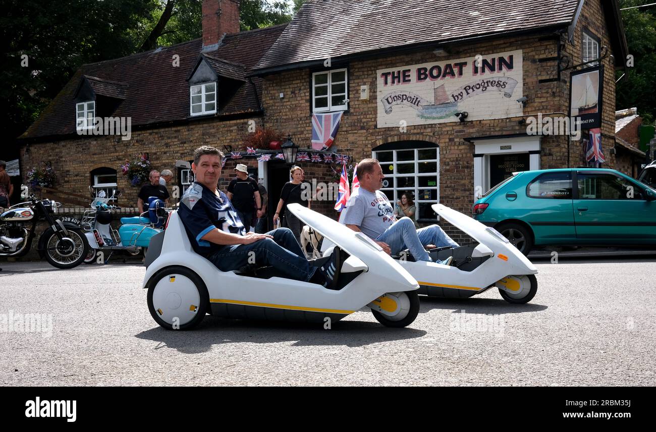 Zwei Sinclair C5's mit verbesserten Batterien im Boat Inn, Jackfield. BILD VON DAVE BAGNALL Stockfoto