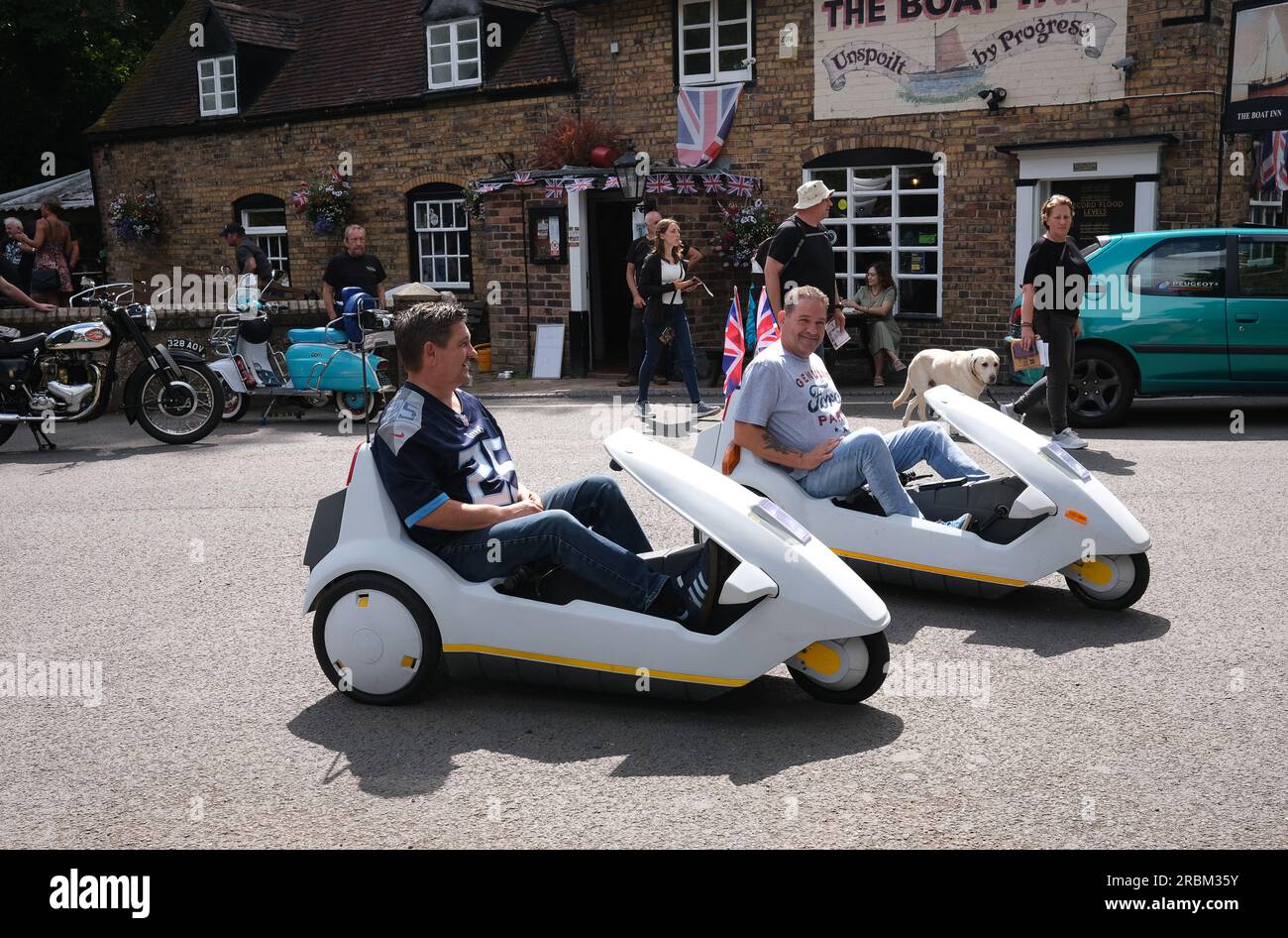 Zwei Sinclair C5's mit verbesserten Batterien im Boat Inn, Jackfield. BILD VON DAVE BAGNALL Stockfoto