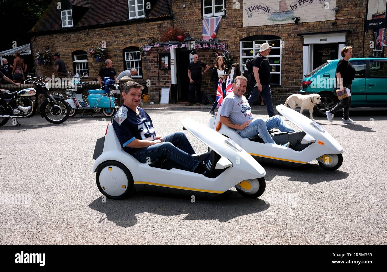 Zwei Sinclair C5's mit verbesserten Batterien im Boat Inn, Jackfield. BILD VON DAVE BAGNALL Stockfoto