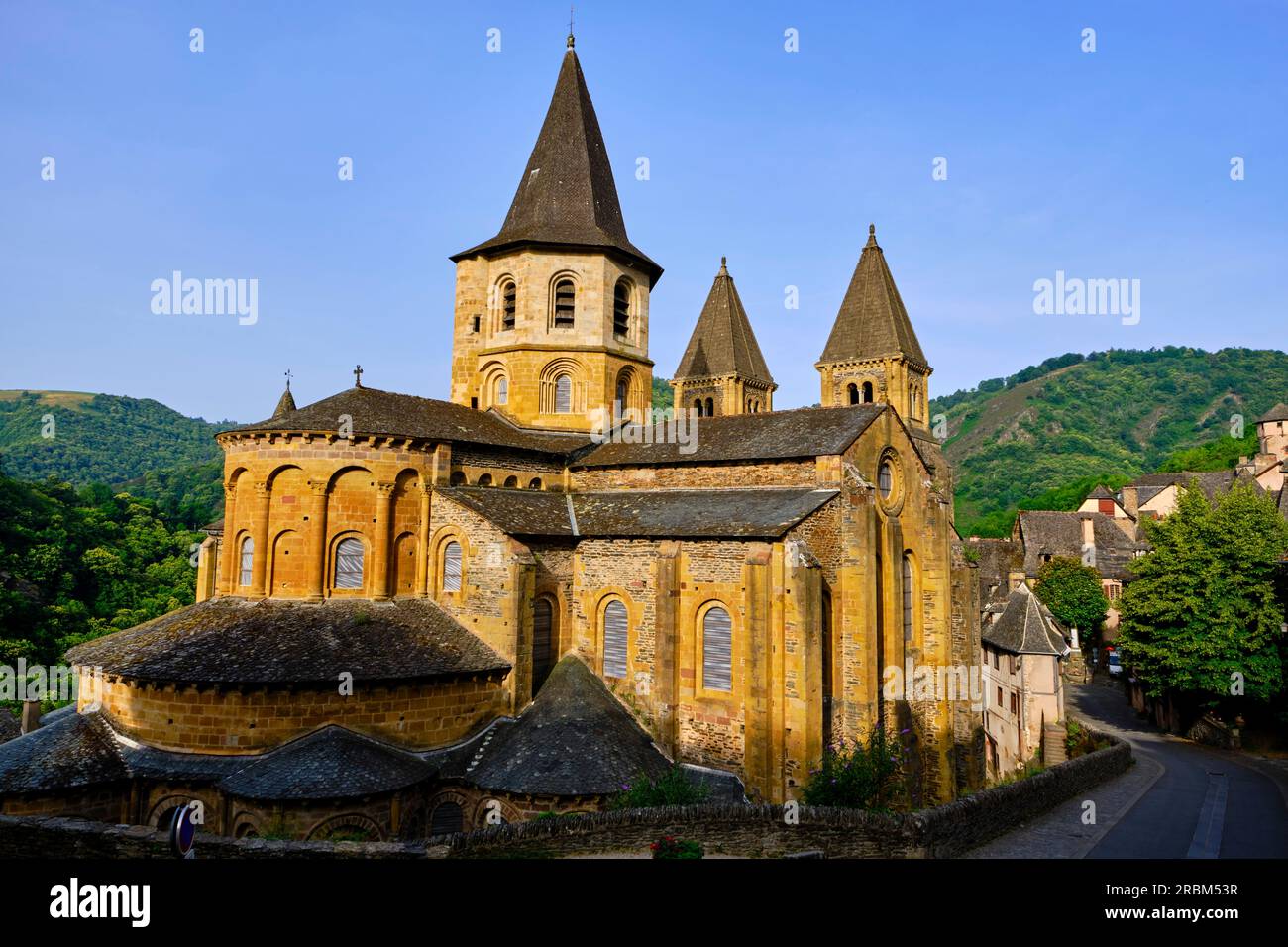 Frankreich, Aveyron (12), Conques, die als schönste Dörfer Frankreichs bezeichnet werden, Bühne auf dem Camino de Santiago, Abteikirche Sainte-Foy, 11. und 12. Cent Stockfoto