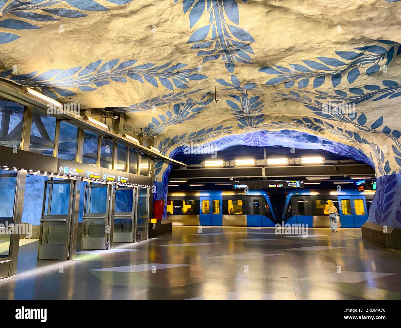 Stockholm, Schweden - 11. Juni 2023 U-Bahn-Station T-Centralen (blaue Linie, Hauptbahnhof) mit Rolltreppe und weiß-blau gemusterten Wänden, ce Stockfoto