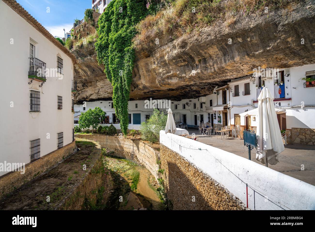 Calle Cuevas del Sol Straße mit Felsenwohnungen und Restaurants - Setenil de las Bodegas, Andalusien, Spanien Stockfoto