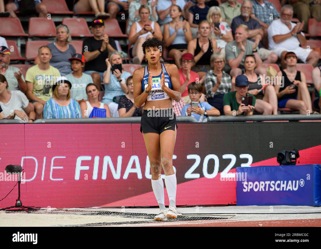 Kassel, Deutschland. 09. Juli 2023. Gewinnerin Malaika MIHAMBO (LG Kurpfalz) hinter Zuschauern und einer Gang - dem Finale - und - Sportsendung - ARD. Langsprung-Finale für Frauen bei der deutschen Leichtathletik-Meisterschaft 2023 09.07.2023 ab 08,07. - 09.07.2023 in Kassel/Deutschland. Kredit: dpa/Alamy Live News Stockfoto
