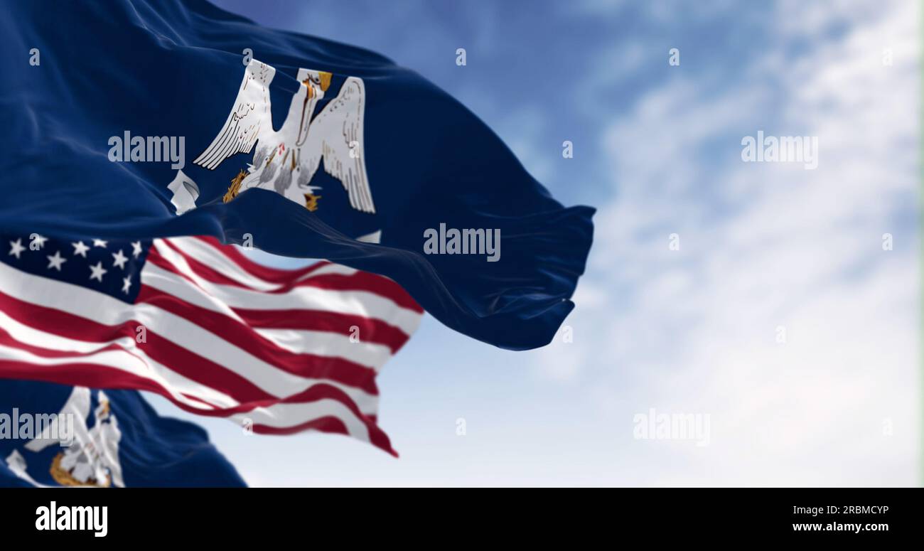 Louisiana Staatsflagge, die mit der Nationalflagge der Vereinigten Staaten wedelt. Rendern der 3D-Darstellung. Flatternder Stoff. Selektiver Fokus Stockfoto