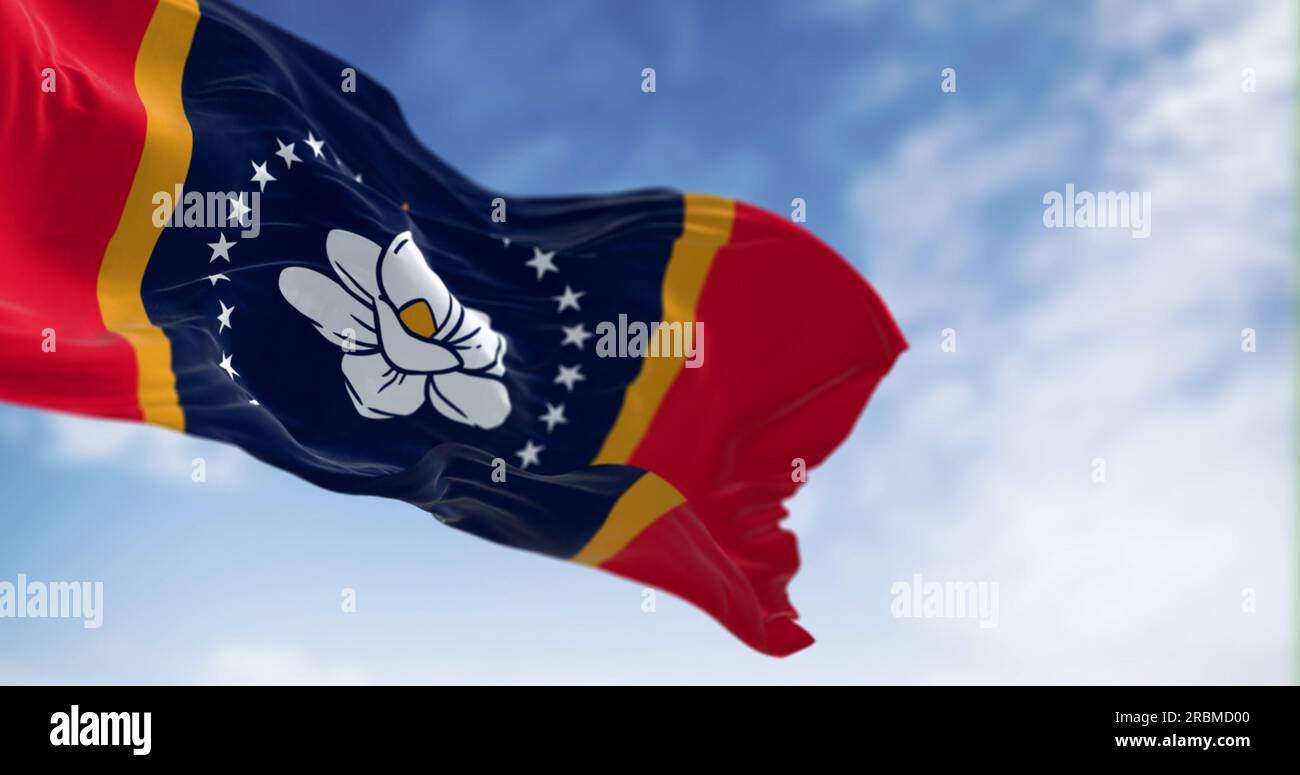 Mississippi Staatsflagge, die an klaren Tagen im Wind winkt. magnolienblüte, 21 Sterne und die Worte in Gott, denen wir vertrauen. Rendern der 3D-Darstellung. Selektiv Stockfoto