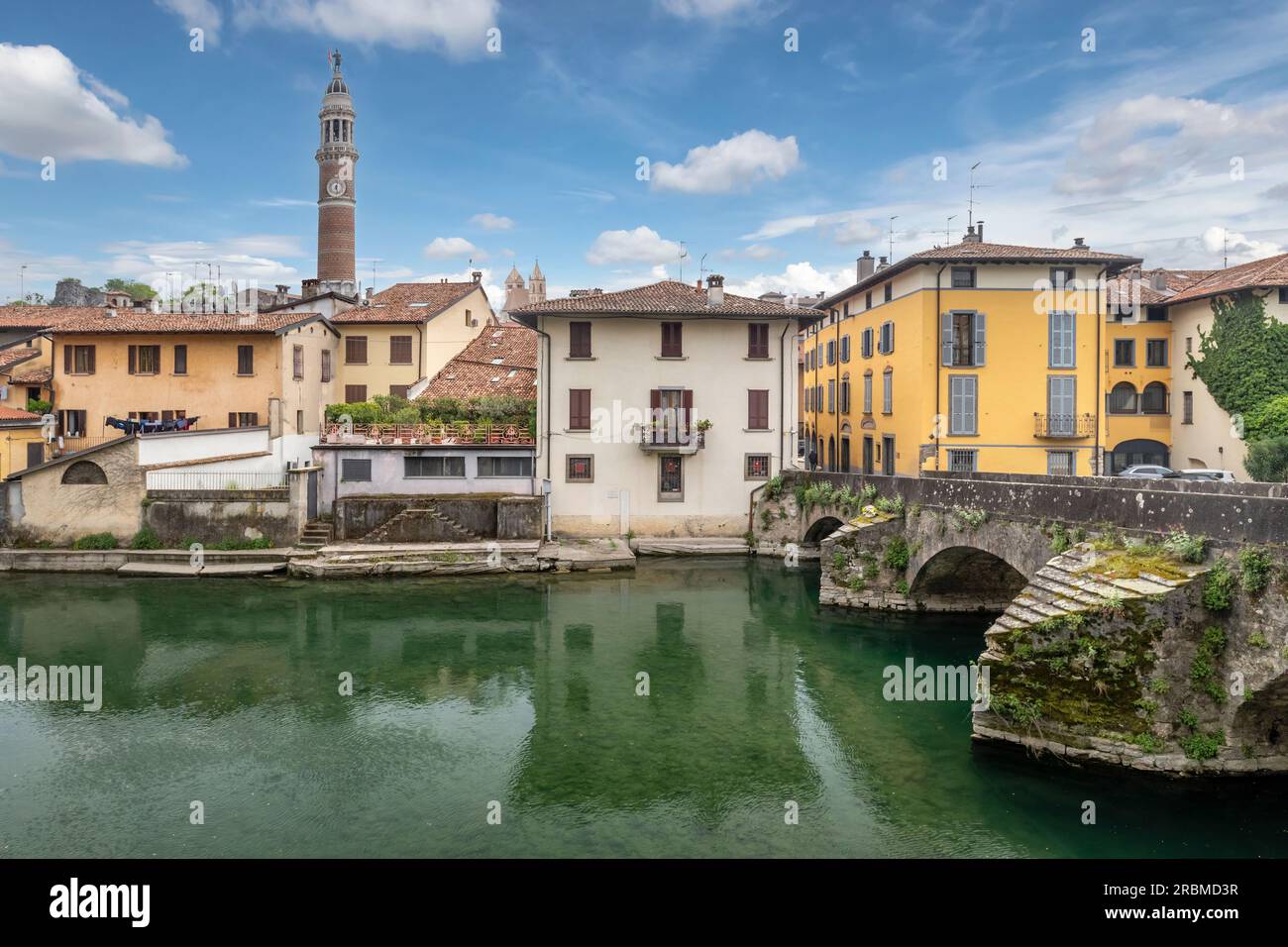 Palazzolo sull'Oglio, Italien - Stadtbild mit alter Steinbrücke über den Fluss Oglio Stockfoto