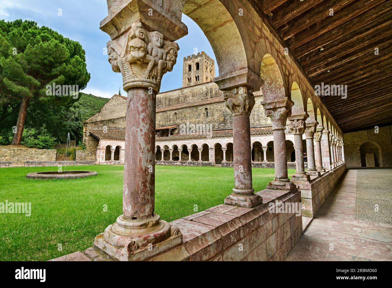 Romanisches Kloster des Klosters Saint Michel de Cuxa, Abbaye Saint Michel de Cuxa, Prades, Pyrenäen, Frankreich Stockfoto