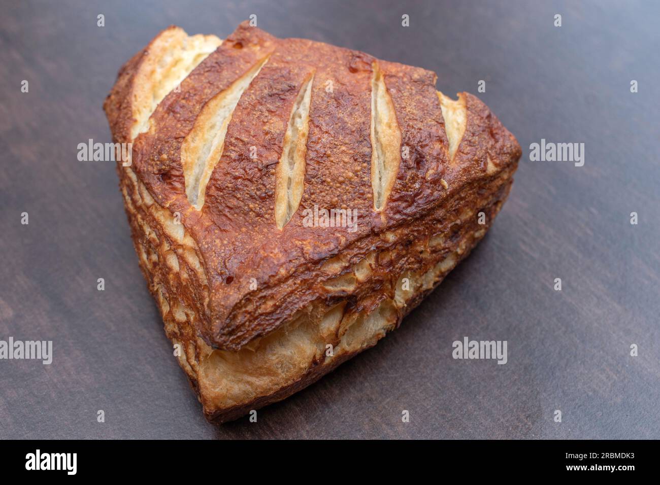 Die Brezelecke wird mit echter Butter zubereitet. Das vollmundige dänische Gebäck ist mit einer Schicht Lauge bedeckt. Stockfoto