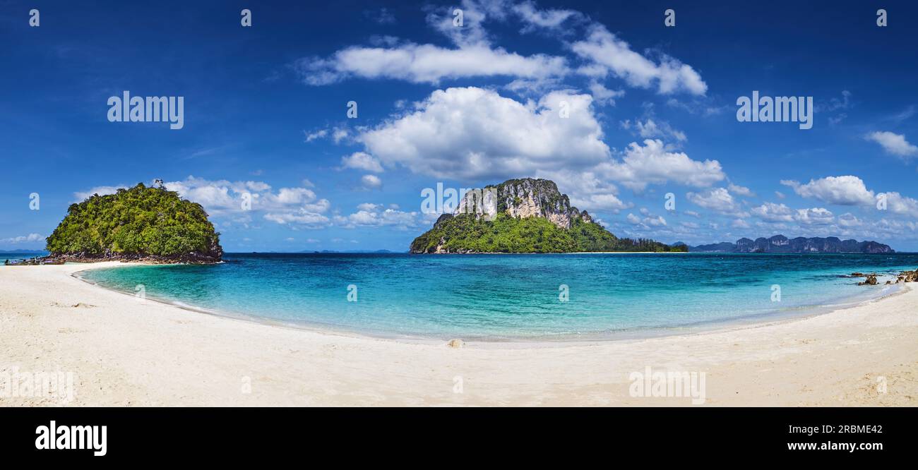 Tropisches Strandpanorama mit weißem Sand und klarem Wasser, Andamanensee, Thailand Stockfoto