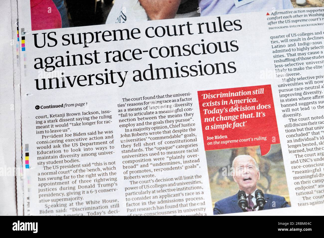 "US Suppreme Court rules against race-aware University Enmissions", Schlagzeile der Zeitung Guardian, Joe Biden, Artikel 30. Juni 2023 London UK Stockfoto