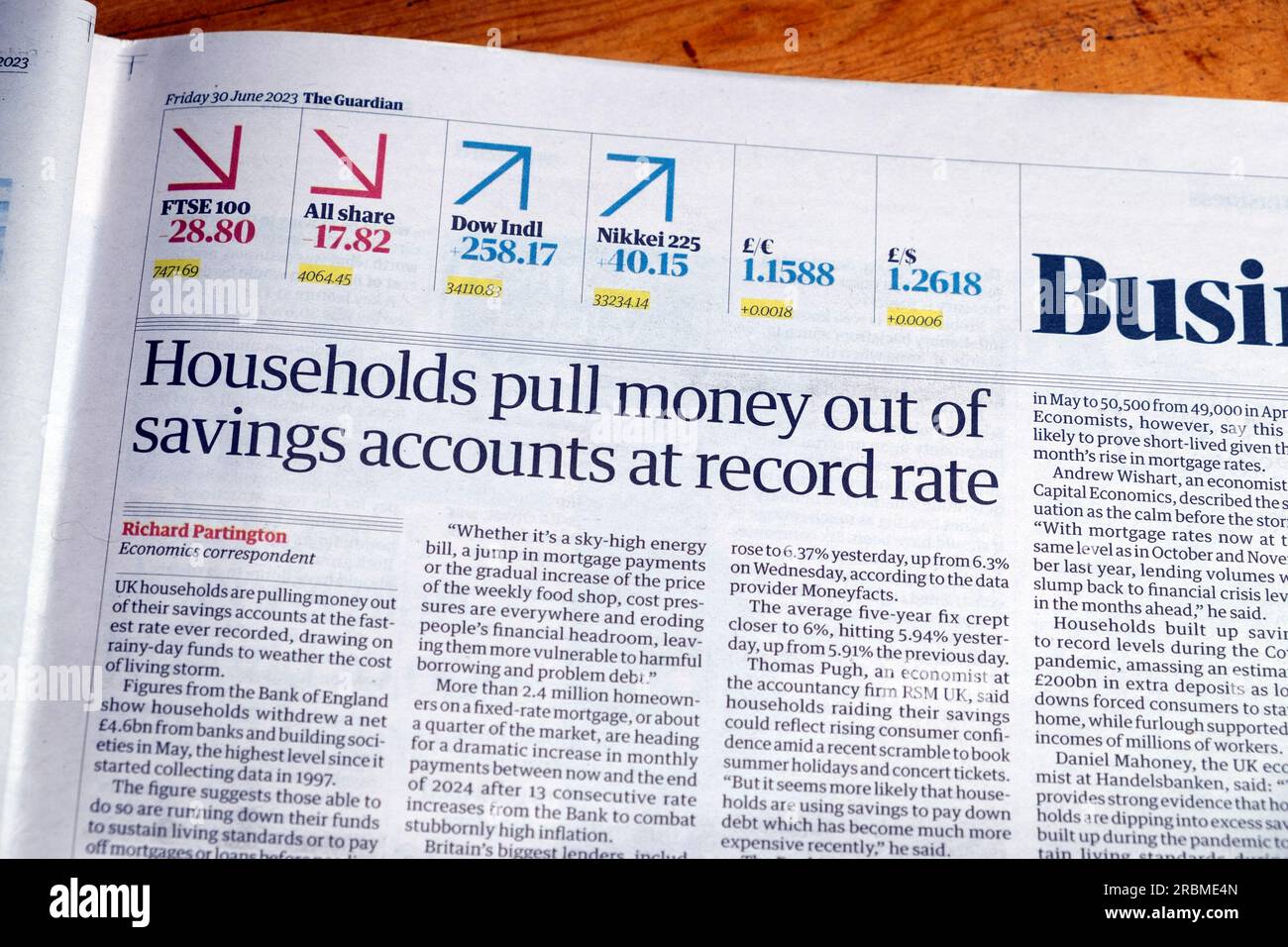 „Haushalte ziehen mit Rekordrate Geld aus Sparkonten“, Artikel der Zeitung Guardian Business, 30. Juni 2023 London England UK Stockfoto