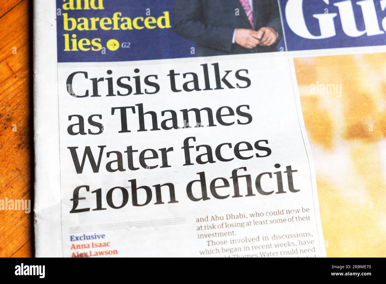 "Crisis Talks as Thames Water faces 10bn £deficit" Titelseite der Zeitung Guardian Schlagzeile Finanzkrise 29. Juni 2023 in London England Großbritannien Stockfoto