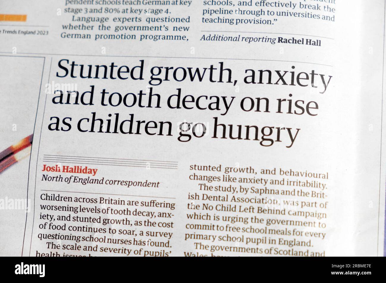 „Gestürztes Wachstum, Angst und Zahnverfall auf dem Vormarsch, während Kinder hungern“ Guardian Zeitung Schlagzeile kostenlose Schulmahlzeiten Gesundheit Artikel 29 Juli 2023 UK Stockfoto
