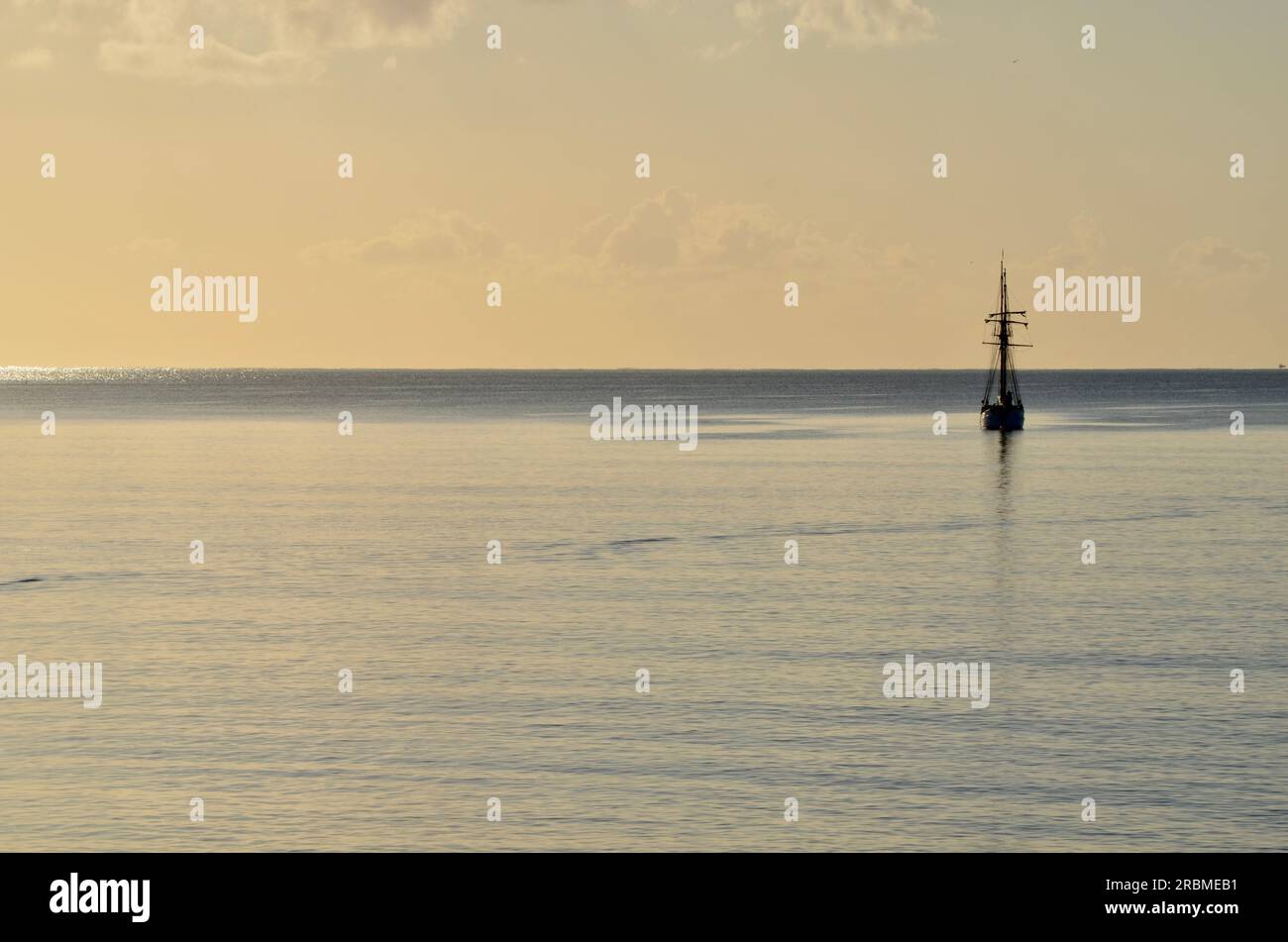 Altes Großsegler-Schiff vor der britischen Küste, Cornwall England Stockfoto