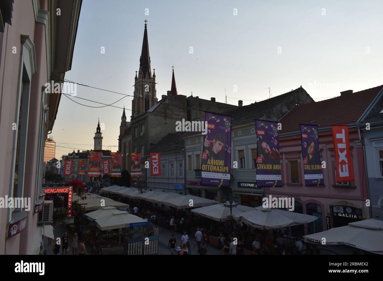 Die Straße von Zeriva Jova befindet sich am Ausgang des Festivals; die Hauptstraße von Novi Sad; die Fußgängerzone Stockfoto