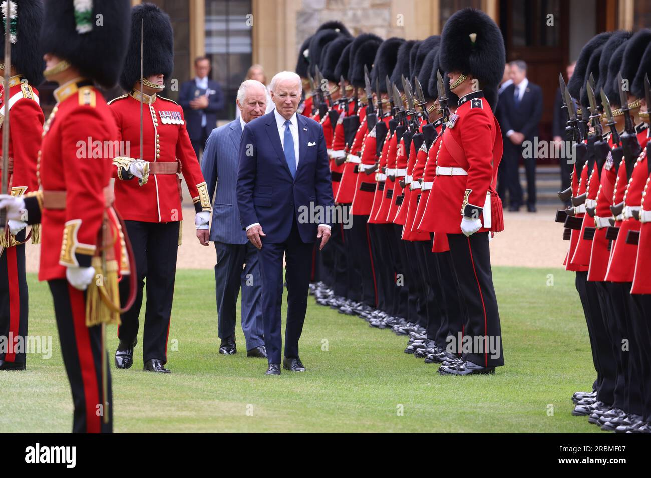 König Charles III. Und US-Präsident Joe Biden besichtigen die Ehrengarde von der Gesellschaft der walisischen Garde des Prinzen von Wales im Quadrangle von Windsor Castle, Berkshire, während Präsident Bidens Besuch in Großbritannien. Foto: Montag, 10. Juli 2023. Stockfoto