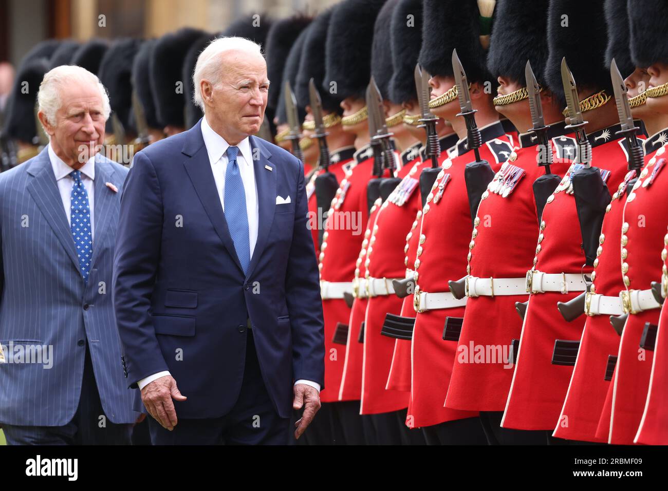 König Charles III. Und US-Präsident Joe Biden besichtigen die Ehrengarde von der Gesellschaft der walisischen Garde des Prinzen von Wales im Quadrangle von Windsor Castle, Berkshire, während Präsident Bidens Besuch in Großbritannien. Foto: Montag, 10. Juli 2023. Stockfoto
