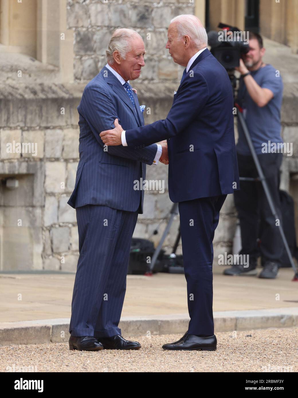 König Karl III. Begrüßt US-Präsident Joe Biden im Vorfeld eines feierlichen Willkommens im Viereck von Windsor Castle, Berkshire, während des Besuchs von Präsident Biden in Großbritannien. Foto: Montag, 10. Juli 2023. Stockfoto