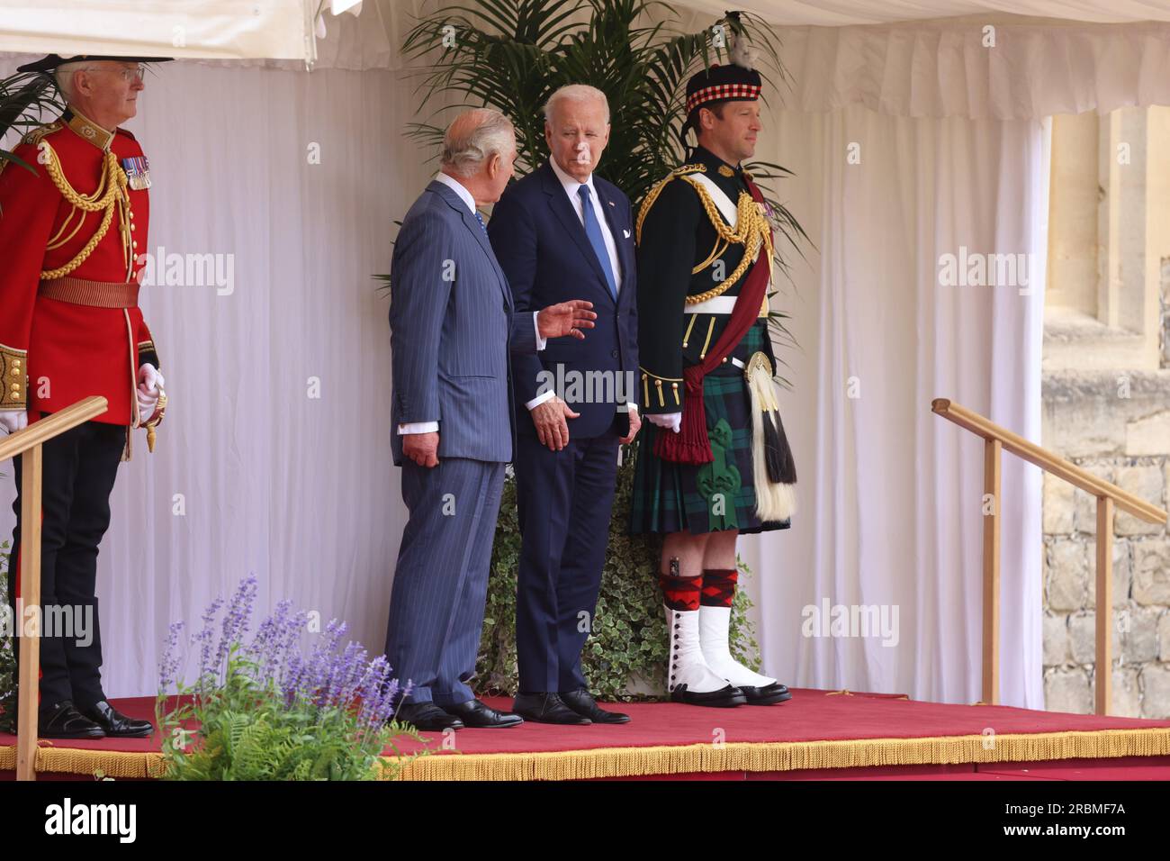 König Charles III. Und US-Präsident Joe Biden vor einer Inspektion der Ehrenwache bei einem feierlichen Willkommensgruß im Viereck von Windsor Castle, Berkshire, während Präsident Bidens Besuch in Großbritannien. Foto: Montag, 10. Juli 2023. Stockfoto