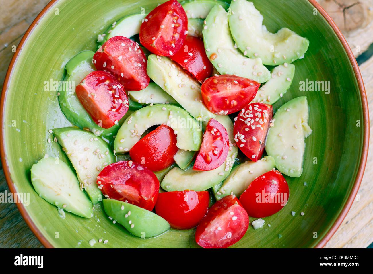 Avocado-Tomaten- und Sesamsaatensalat. Stockfoto