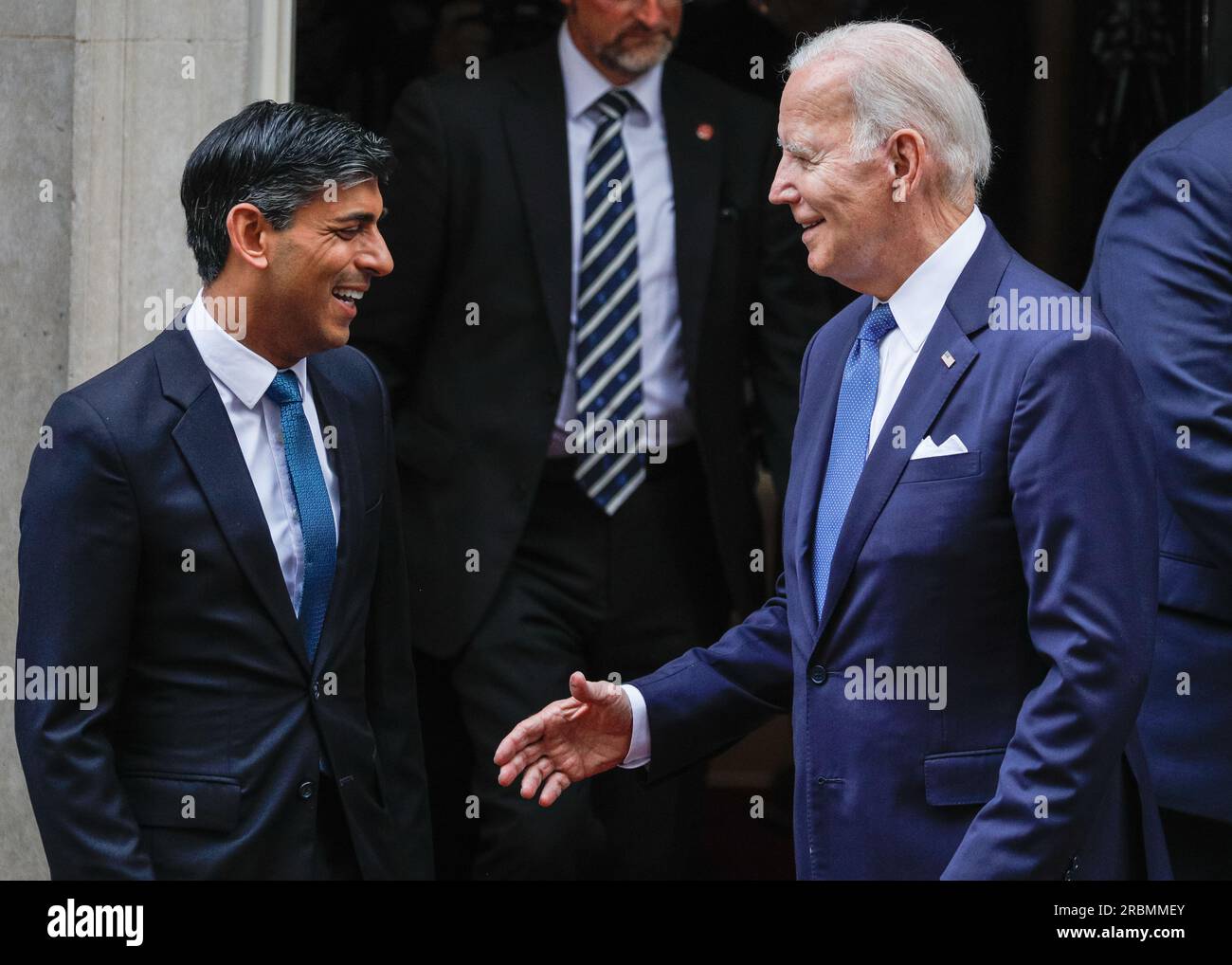 London, Großbritannien. 10. Juli 2023. Joe Biden (Joseph Robinette Biden Jr.), Präsident der Vereinigten Staaten von Amerika, wird von Rishi Sunak, Premierminister des Vereinigten Königreichs, in der Downing Street 10 begrüßt, beide erscheinen nach kurzen Treffen wieder, und Herr Biden verlässt die Downing Street in der Autokolonne. Biden besucht Großbritannien, um den Premierminister und später König Charles zu treffen, bevor er auf dem NATO-Gipfel in Litauen reist. Kredit: Imageplotter/Alamy Live News Stockfoto