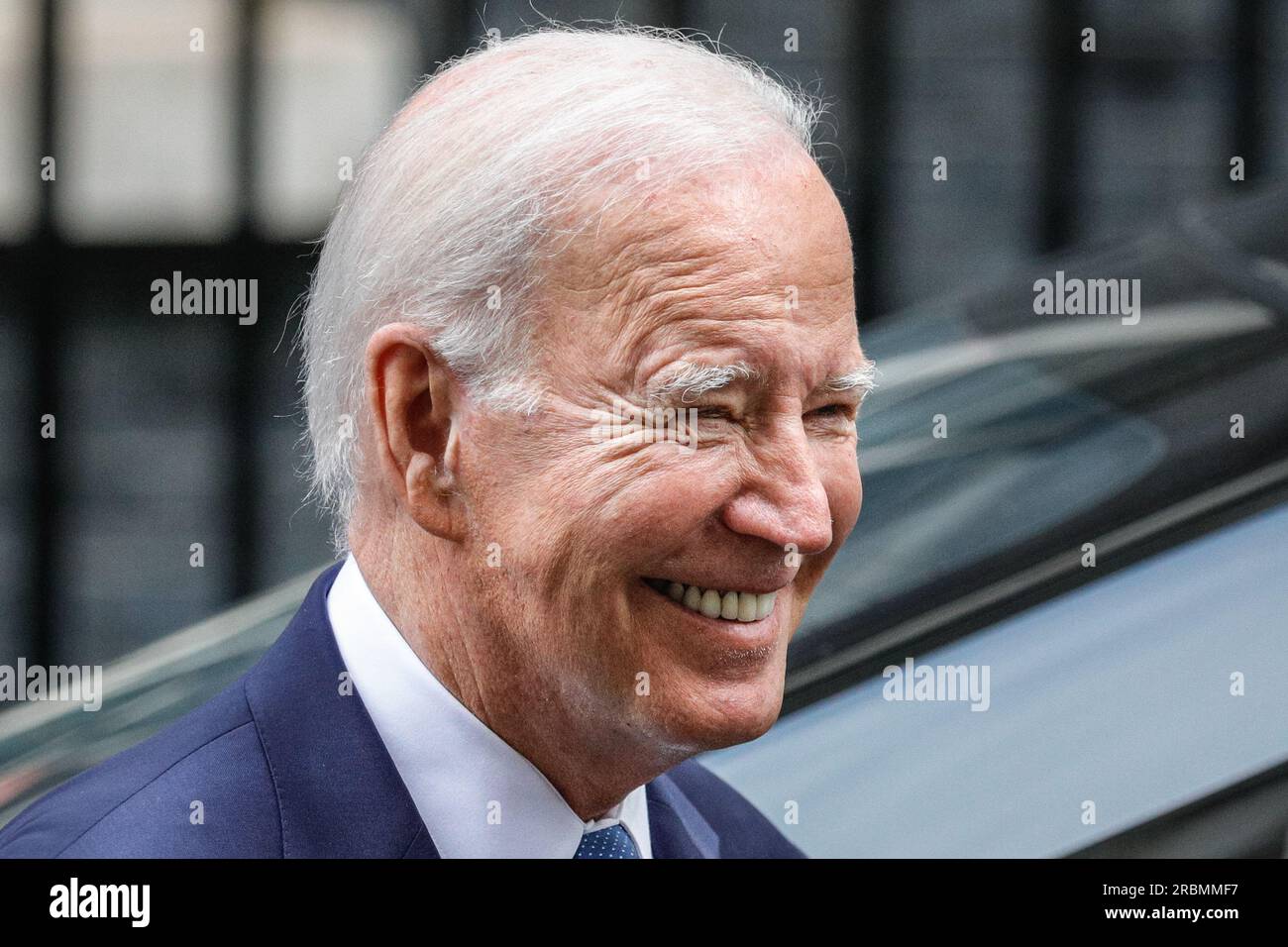 London, Großbritannien. 10. Juli 2023. Joe Biden (Joseph Robinette Biden Jr.), Präsident der Vereinigten Staaten von Amerika, wird von Rishi Sunak, Premierminister des Vereinigten Königreichs, in der Downing Street 10 begrüßt, beide erscheinen nach kurzen Treffen wieder, und Herr Biden verlässt die Downing Street in der Autokolonne. Biden besucht Großbritannien, um den Premierminister und später König Charles zu treffen, bevor er auf dem NATO-Gipfel in Litauen reist. Kredit: Imageplotter/Alamy Live News Stockfoto