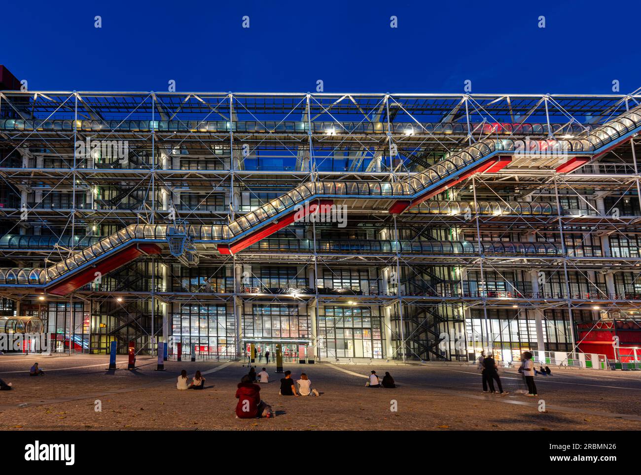 Centre Pompidou oder Centre National d'Art et de Culture Georges Pompidou, Dämmerung. Postmodernes Kunstkulturzentrum. Place Georges Pompidou, 4 Arr. Paris Stockfoto
