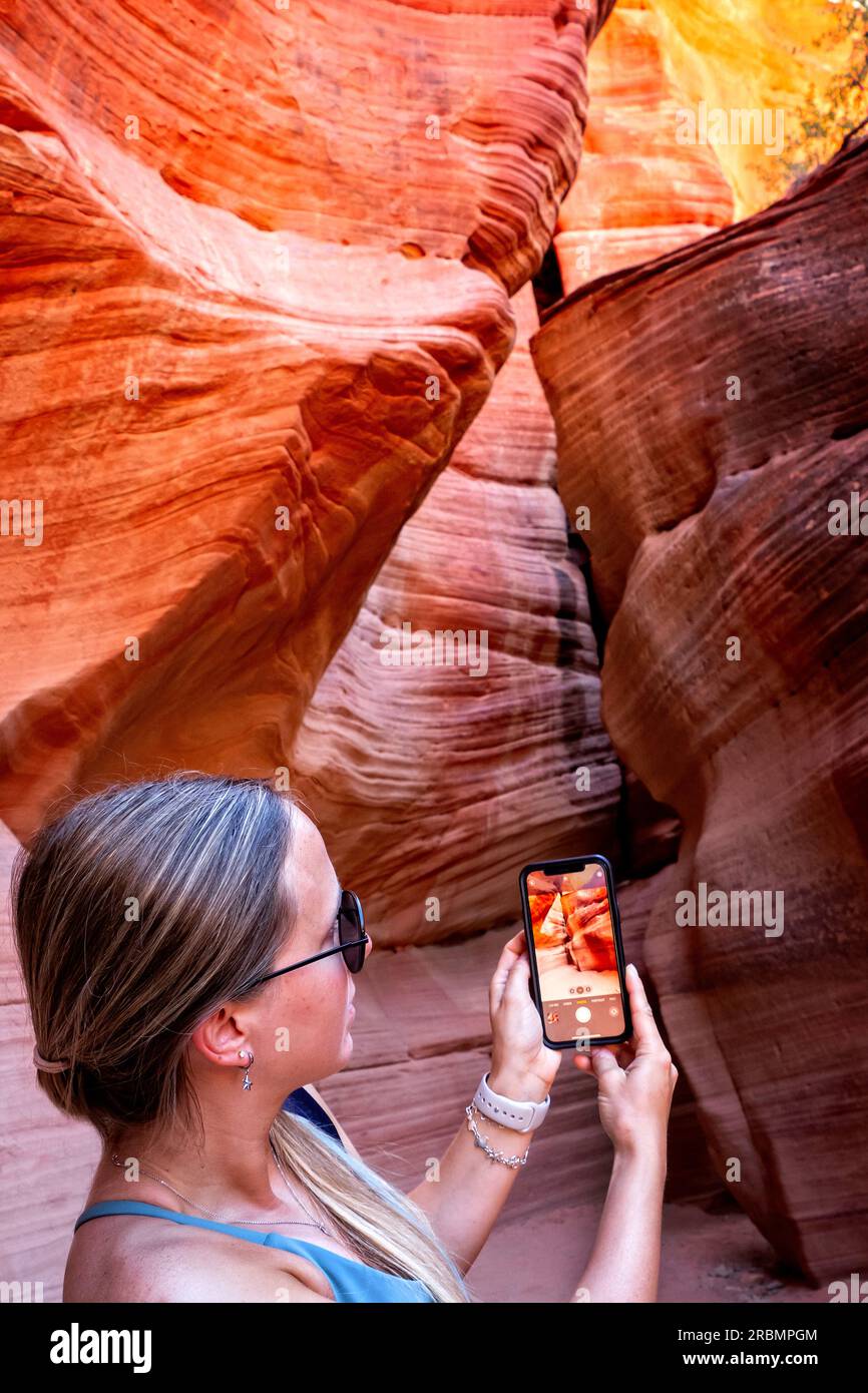 Touristen im Peek-A-Boo Slot Canyon in der Nähe von Kanab Utah USA Stockfoto