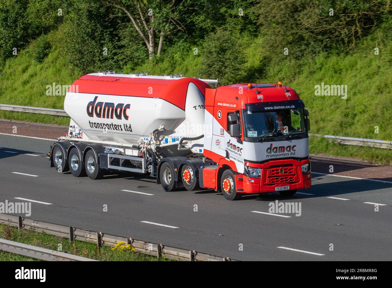 2020 Red Renault Trucks T (T) Traktor mit mittlerer Hubhöhe, mit Tankwagen „Elland Road“ Damac Transporters Ltd. Hinten links; Fahrt auf der Autobahn M6 in Greater Manchester, Großbritannien Stockfoto