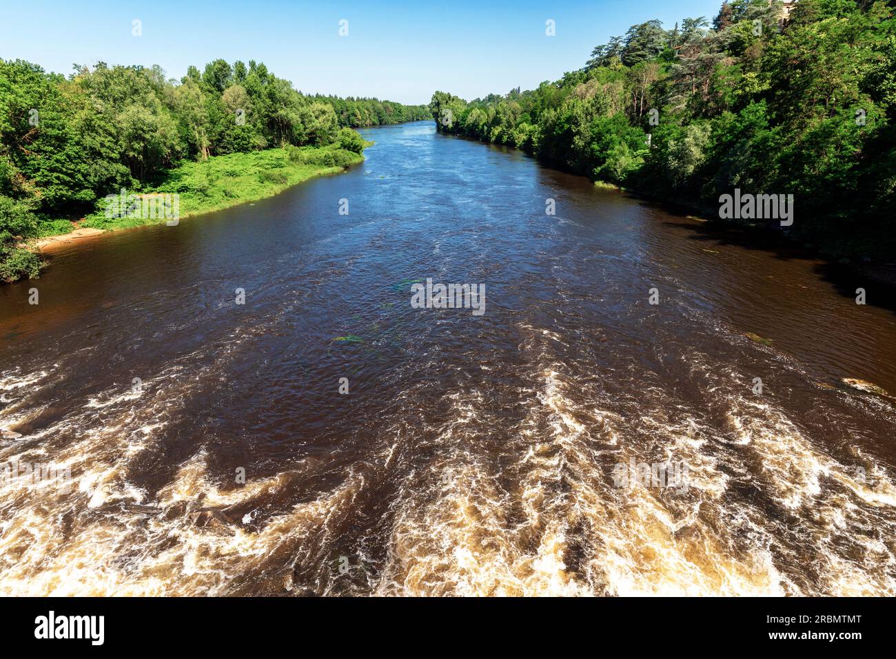Luftaufnahme der Loire vom Dorf Chambles, Frankreich. Loire, der längste Fluss Frankreichs. Stockfoto