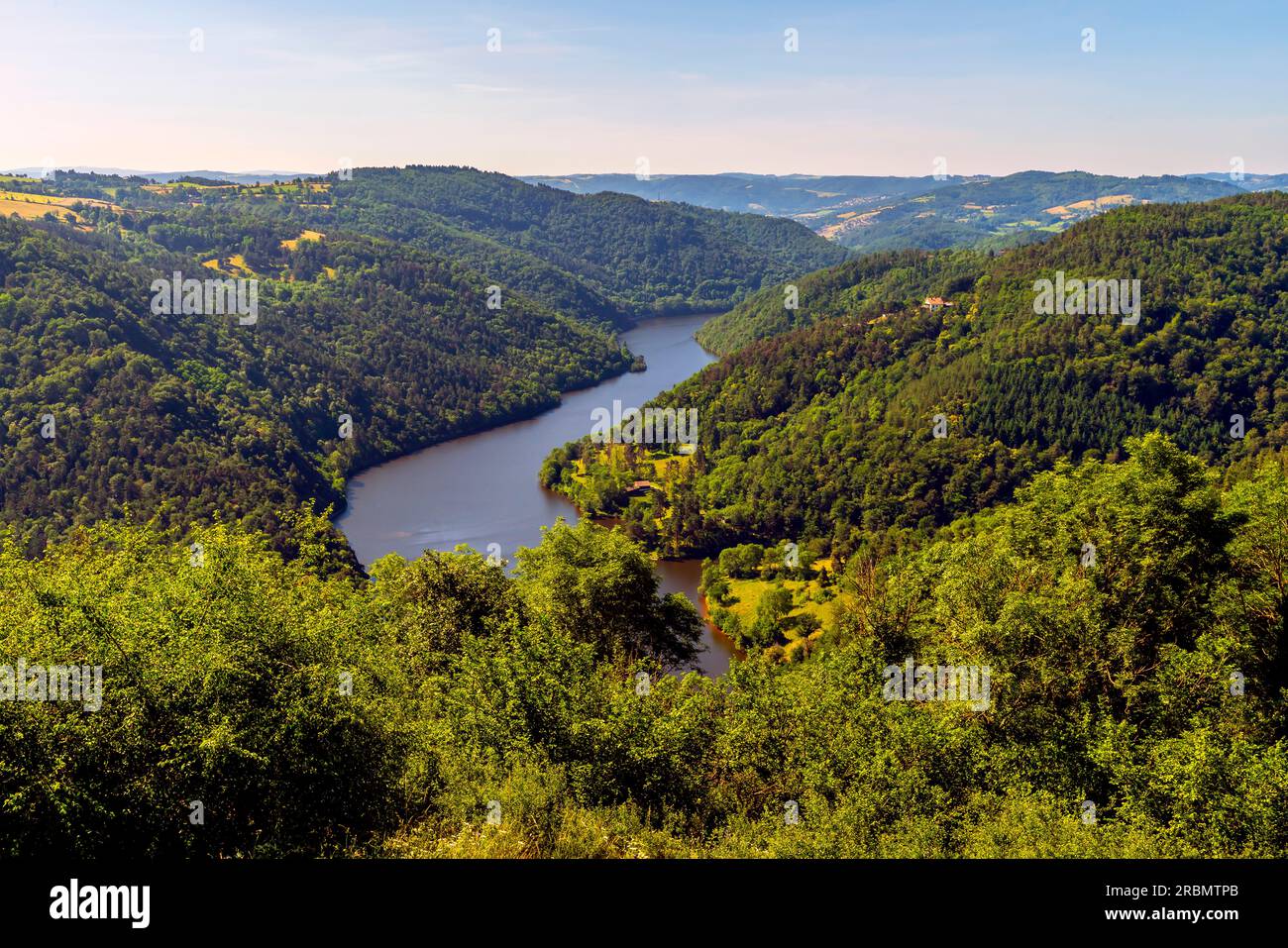 Aus der Vogelperspektive auf die Loire vom Dorf Chambles, Frankreich. Die Loire ist der längste Fluss Frankreichs. Stockfoto