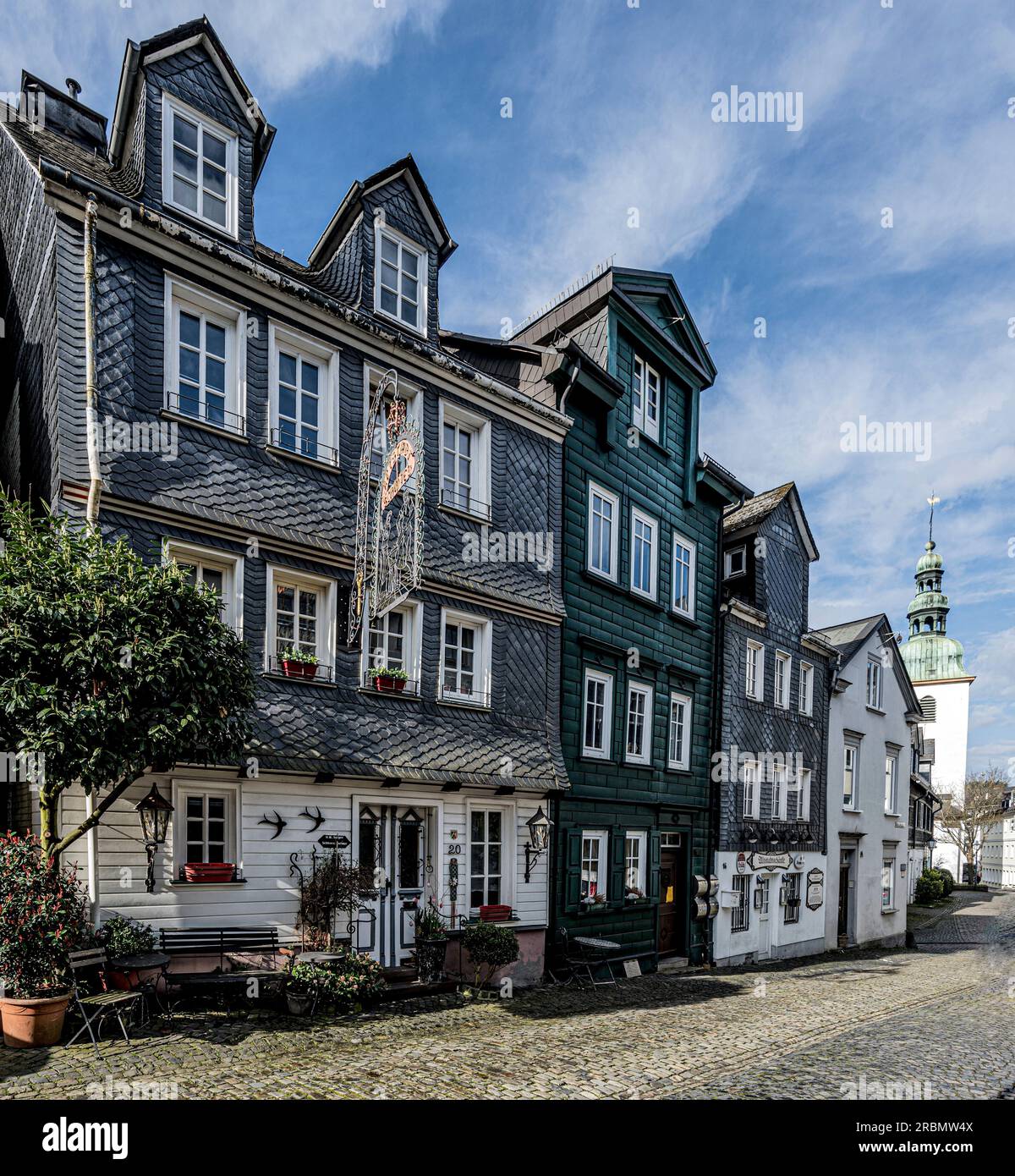 Schieferhäuser in der Altstadt von Siegen, mit der Marienkirche aus dem frühen 18. Jahrhundert im Hintergrund, Siegen, Nordrhein-Westfalen, Deutschland Stockfoto