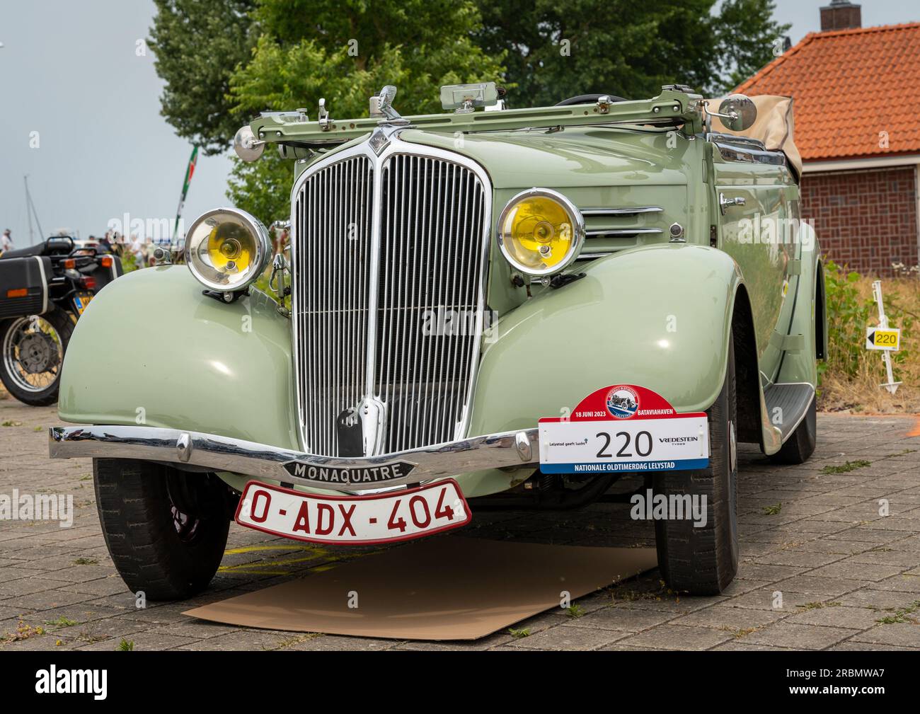 Lelystad, Niederlande, 18.06.2023, Retro Car Renault Monaquatre am National Oldtimer Day Stockfoto