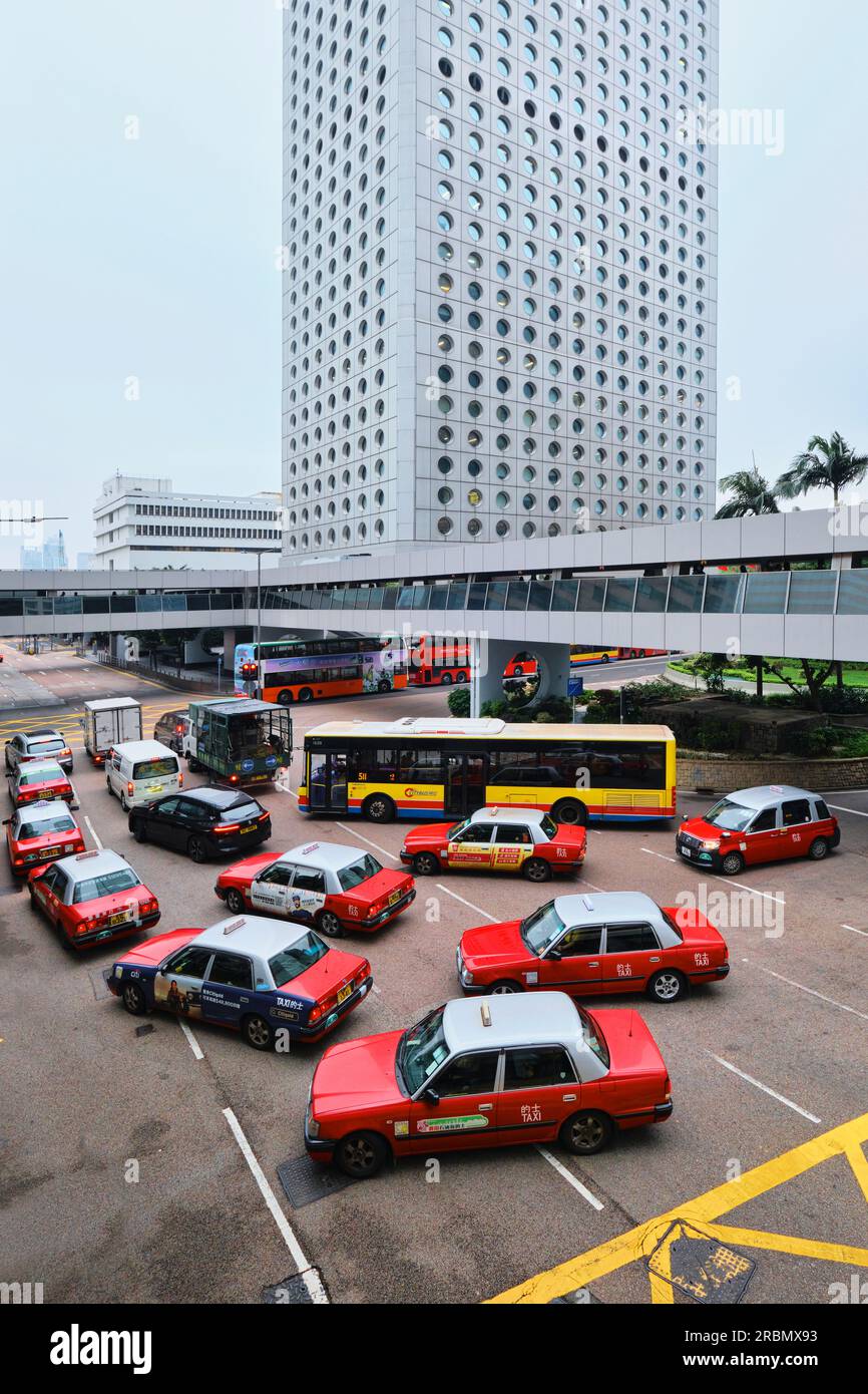 Hongkong, China - April 28 2023: Klassische rote Taxis in der Innenstadt Stockfoto