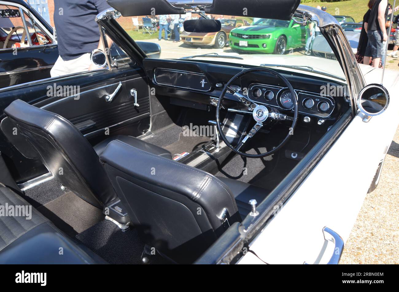 Innenraum des klassischen Ford Mustang Car mit Lenkrad und Armaturenbrett Stockfoto