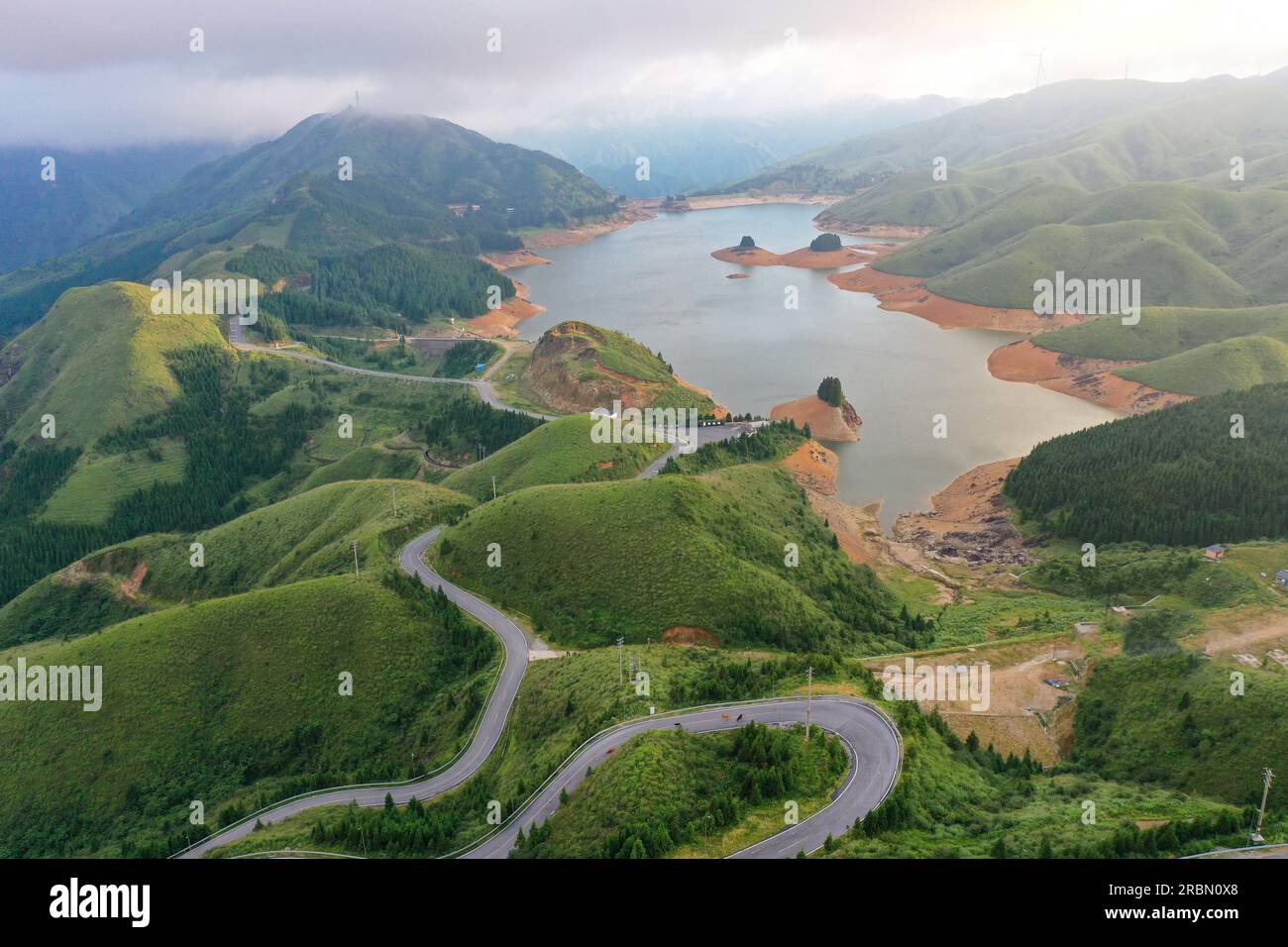 GUILIN, CHINA - 10. JULI 2023 - Luftfoto zeigt die Landschaft des Tianhu National Wetland Park in Guilin, Südchina Autonomen Guangxi Zhuang Stockfoto