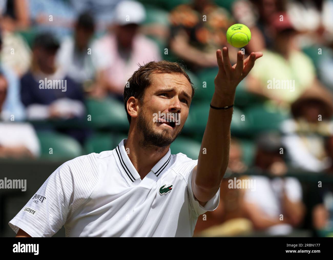 Wimbledon, Großbritannien. 10. Juli 2023; All England Lawn Tennis and Croquet Club, London, England: Wimbledon Tennis Tournament; Daniil Medvedev (RUS) geht an Jiri Lehecka (CZE) Guthaben: Action Plus Sports Images/Alamy Live News Stockfoto