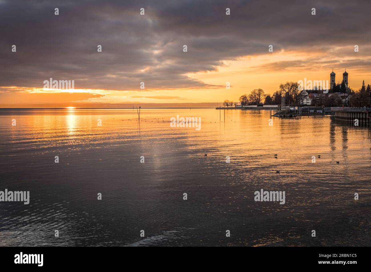 Sonnenuntergang am Bodensee von Friedrichshafen mit der Burgkirche, Baden-Württemberg, Deutschland Stockfoto