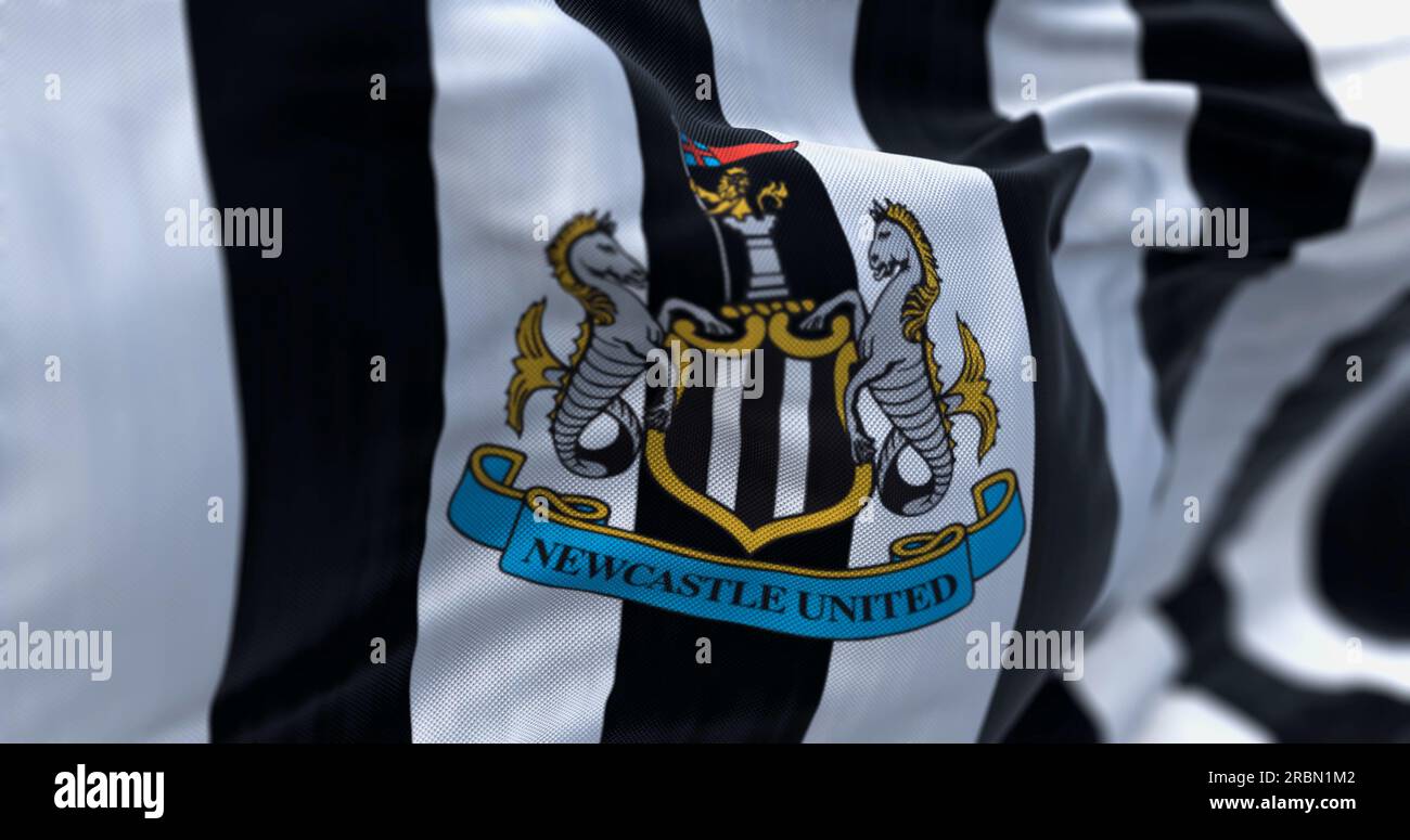 Newcastle, Vereinigtes Königreich, Juli 2 2023: Textilhintergrund mit der Flagge von Newcastle United. Redaktioneller 3D-Illustrations-Rendering. Nahaufnahme. Strukturiert Stockfoto